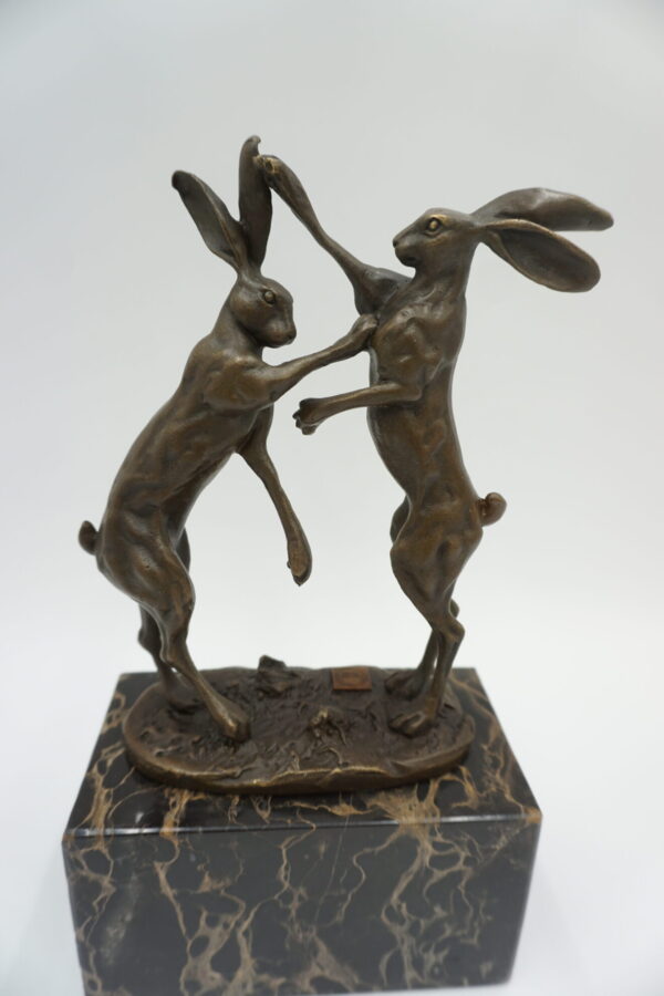 FIGURA Z BRĄZU BIJĄCE SIĘ ZAJĄCE