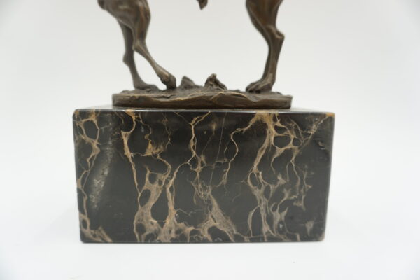 FIGURA Z BRĄZU BIJĄCE SIĘ ZAJĄCE