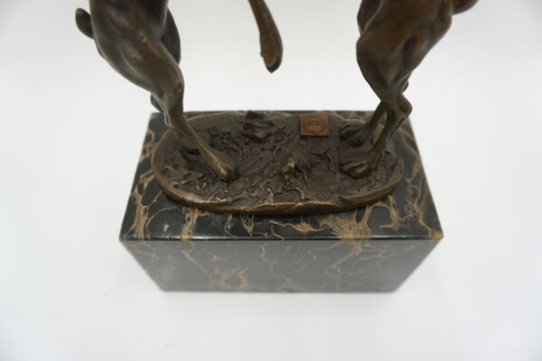 FIGURA Z BRĄZU BIJĄCE SIĘ ZAJĄCE