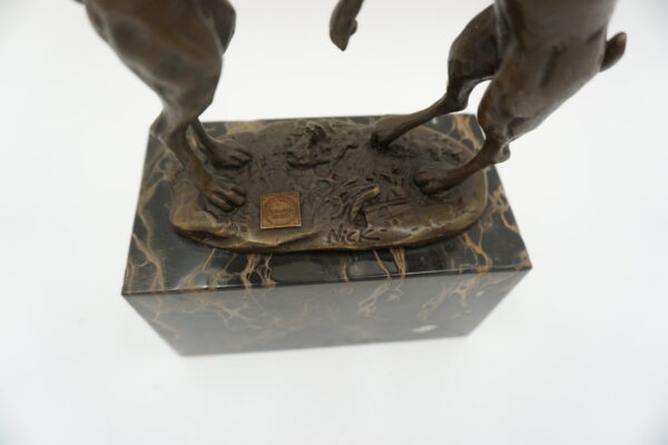 FIGURA Z BRĄZU BIJĄCE SIĘ ZAJĄCE