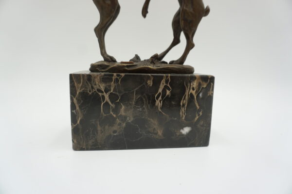 FIGURA Z BRĄZU BIJĄCE SIĘ ZAJĄCE