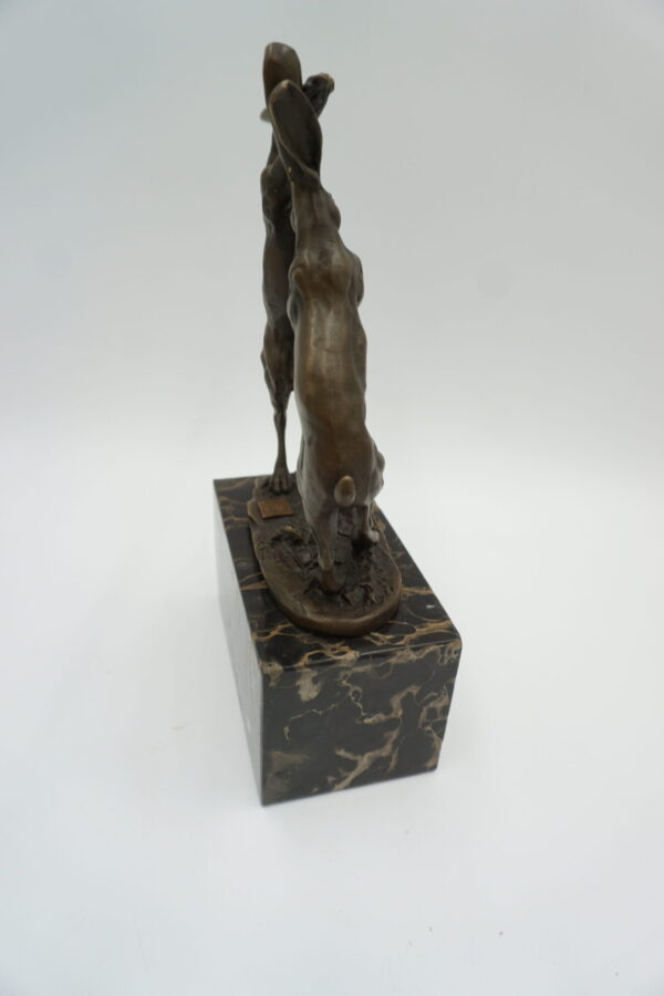 FIGURA Z BRĄZU BIJĄCE SIĘ ZAJĄCE