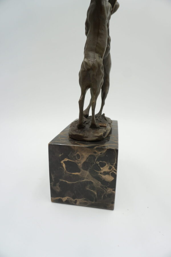 FIGURA Z BRĄZU BIJĄCE SIĘ ZAJĄCE