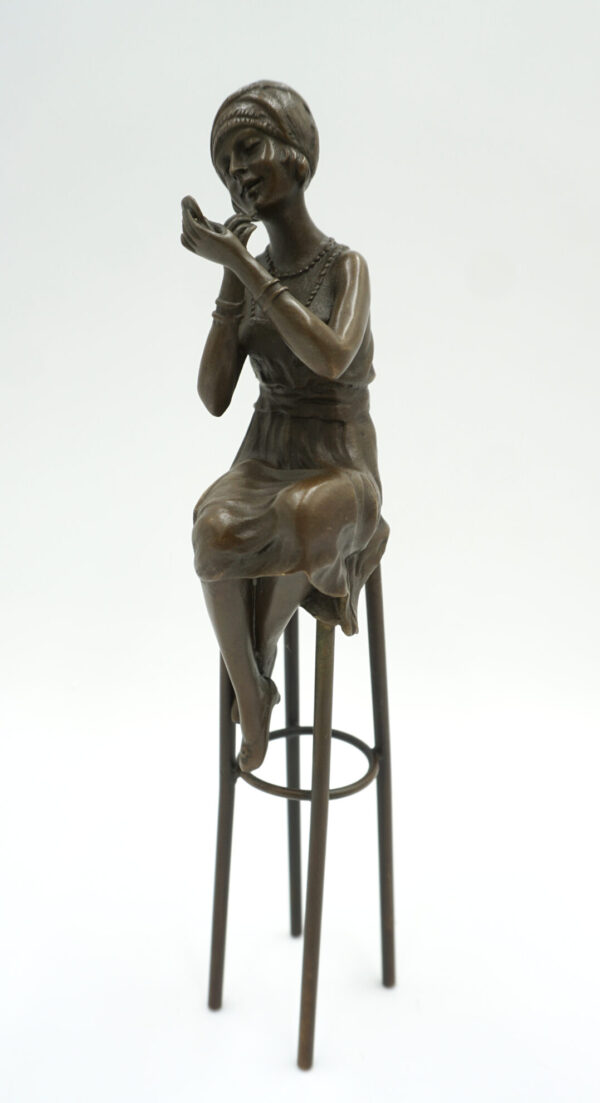 FIGURA Z BRĄZU KOBIETA NA KRZEŚLE BAROWYM