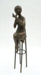 FIGURA Z BRĄZU KOBIETA NA KRZEŚLE BAROWYM
