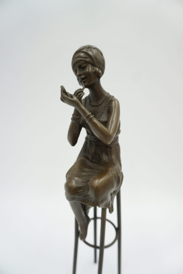 FIGURA Z BRĄZU KOBIETA NA KRZEŚLE BAROWYM