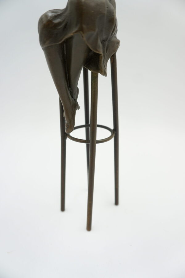 FIGURA Z BRĄZU KOBIETA NA KRZEŚLE BAROWYM