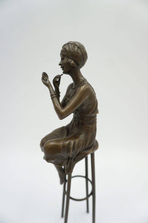 FIGURA Z BRĄZU KOBIETA NA KRZEŚLE BAROWYM