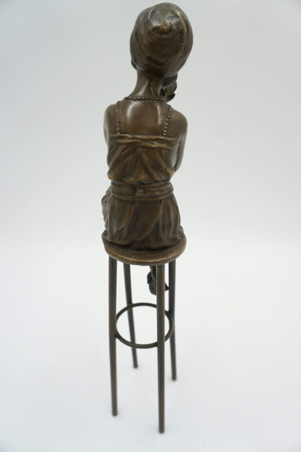 FIGURA Z BRĄZU KOBIETA NA KRZEŚLE BAROWYM