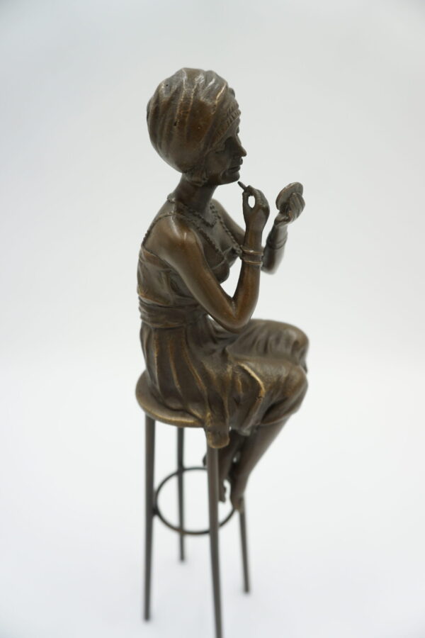 FIGURA Z BRĄZU KOBIETA NA KRZEŚLE BAROWYM