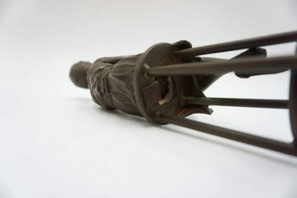 FIGURA Z BRĄZU KOBIETA NA KRZEŚLE BAROWYM