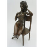 FIGURA Z BRĄZU KOBIETA NA KRZEŚLE BAROWYM