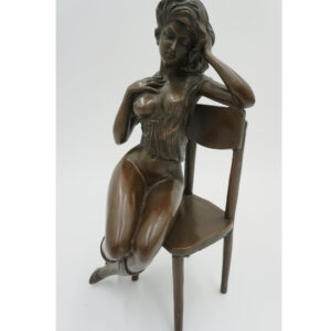 FIGURA Z BRĄZU KOBIETA NA KRZEŚLE BAROWYM