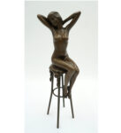 FIGURA Z BRĄZU ZMYSŁOWA KOBIETA NA KRZEŚLE BAROWYM