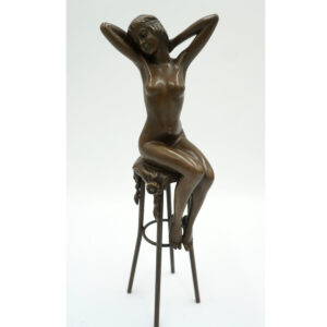 FIGURA Z BRĄZU ZMYSŁOWA KOBIETA NA KRZEŚLE BAROWYM