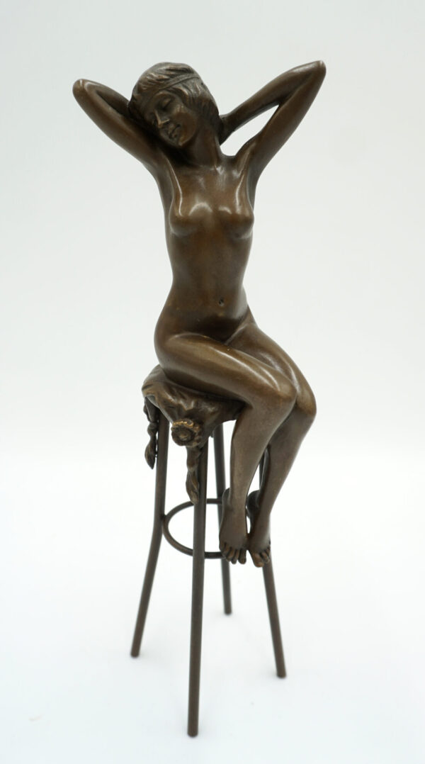 FIGURA Z BRĄZU ZMYSŁOWA KOBIETA NA KRZEŚLE BAROWYM