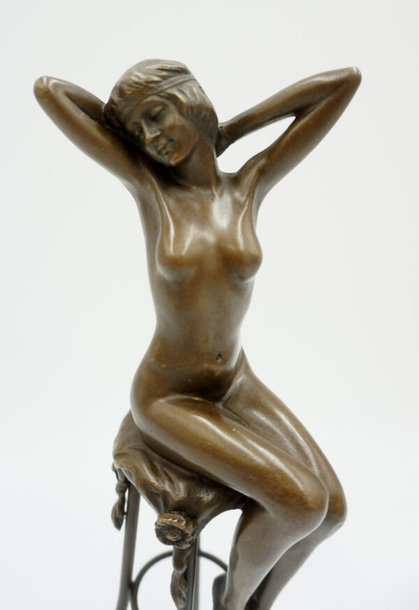 FIGURA Z BRĄZU ZMYSŁOWA KOBIETA NA KRZEŚLE BAROWYM