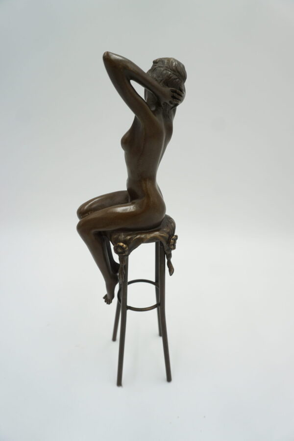 FIGURA Z BRĄZU ZMYSŁOWA KOBIETA NA KRZEŚLE BAROWYM