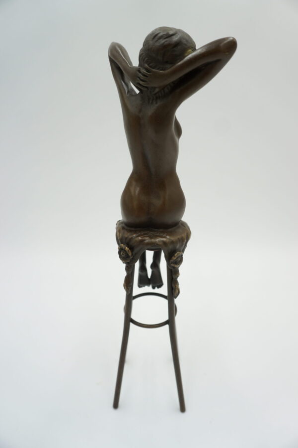 FIGURA Z BRĄZU ZMYSŁOWA KOBIETA NA KRZEŚLE BAROWYM