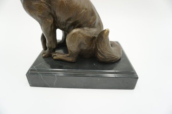 FIGURA Z BRĄZU LIS WILK OSADZONY NA MARMURZE