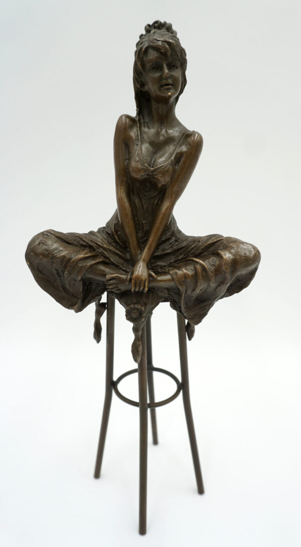 FIGURA Z BRĄZU KOBIETA NA KRZEŚLE BAROWYM