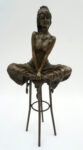 FIGURA Z BRĄZU KOBIETA NA KRZEŚLE BAROWYM