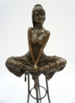 FIGURA Z BRĄZU KOBIETA NA KRZEŚLE BAROWYM