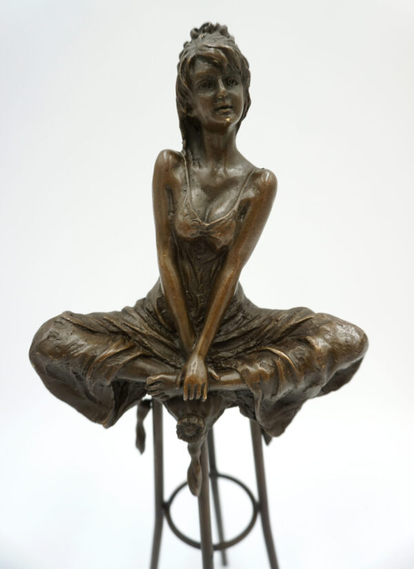 FIGURA Z BRĄZU KOBIETA NA KRZEŚLE BAROWYM