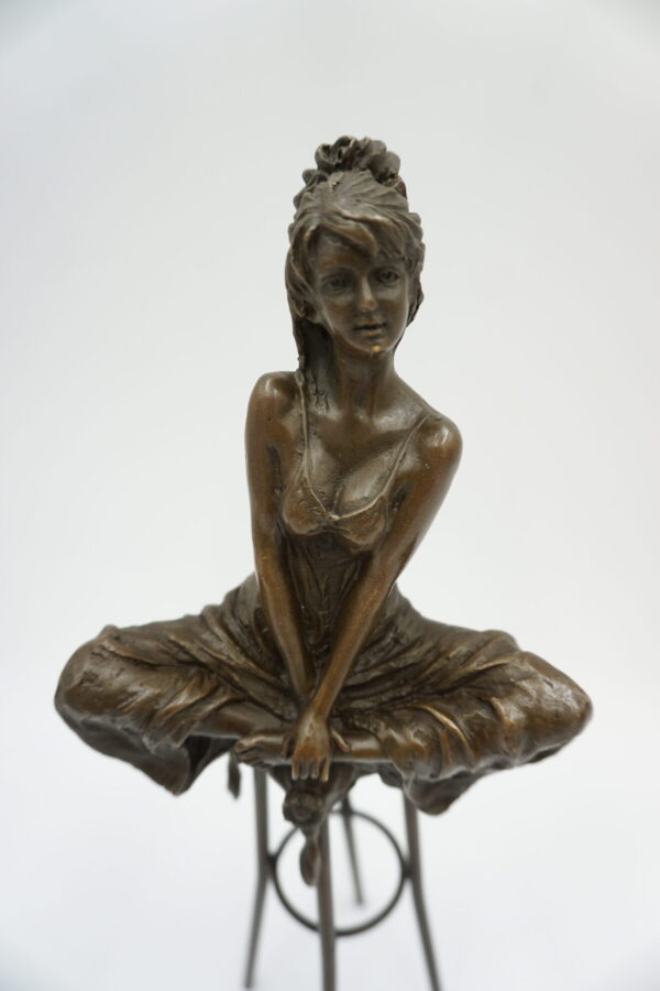 FIGURA Z BRĄZU KOBIETA NA KRZEŚLE BAROWYM