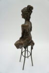 FIGURA Z BRĄZU KOBIETA NA KRZEŚLE BAROWYM