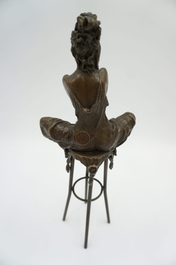 FIGURA Z BRĄZU KOBIETA NA KRZEŚLE BAROWYM