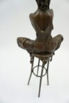 FIGURA Z BRĄZU KOBIETA NA KRZEŚLE BAROWYM
