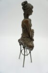 FIGURA Z BRĄZU KOBIETA NA KRZEŚLE BAROWYM