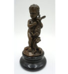 FIGURA Z BRĄZU CHŁOPCZYK Z ZAJĄCEM