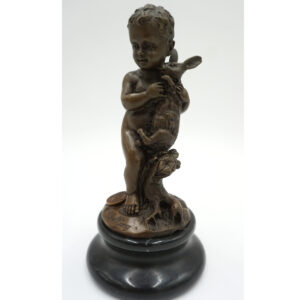 FIGURA Z BRĄZU CHŁOPCZYK Z ZAJĄCEM