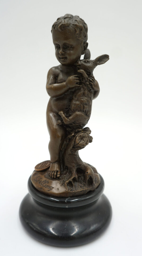 FIGURA Z BRĄZU CHŁOPCZYK Z ZAJĄCEM