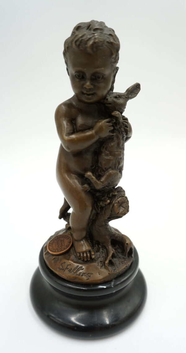 FIGURA Z BRĄZU CHŁOPCZYK Z ZAJĄCEM
