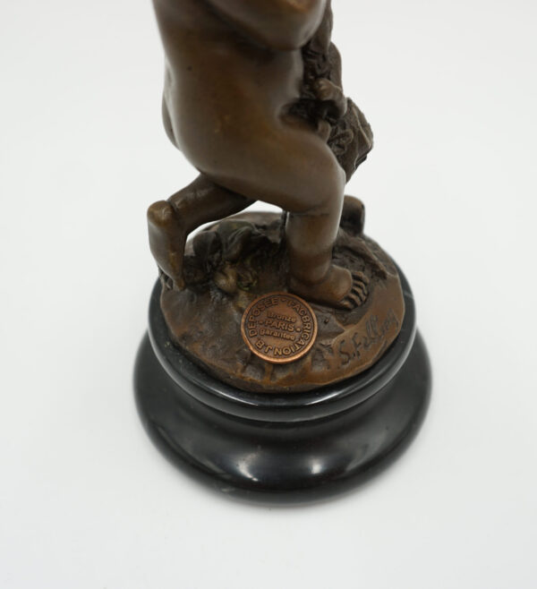 FIGURA Z BRĄZU CHŁOPCZYK Z ZAJĄCEM