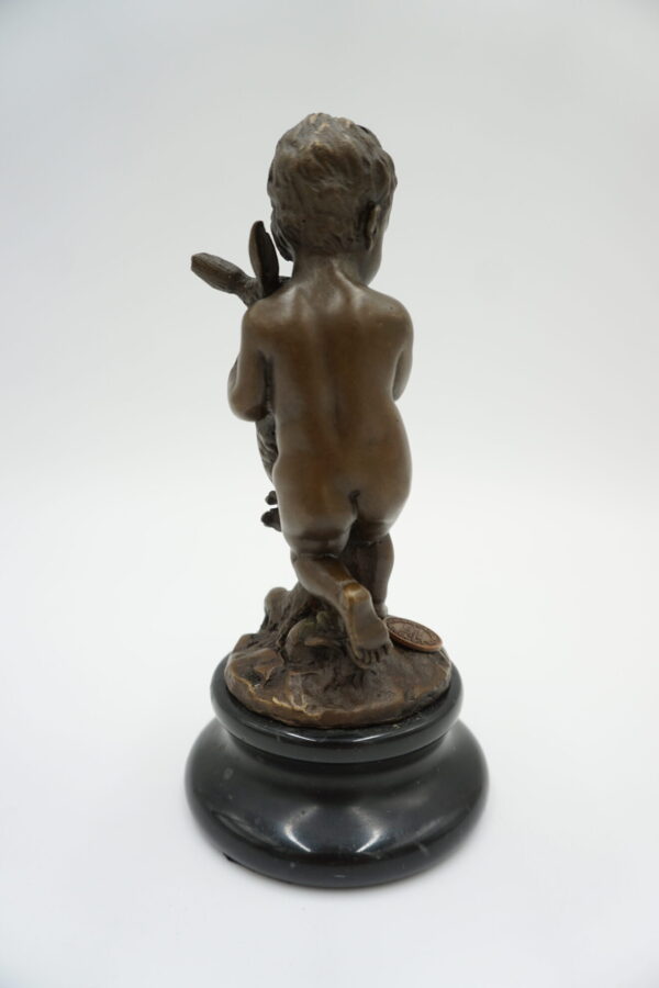 FIGURA Z BRĄZU CHŁOPCZYK Z ZAJĄCEM