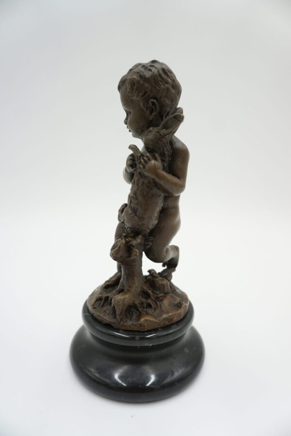 FIGURA Z BRĄZU CHŁOPCZYK Z ZAJĄCEM