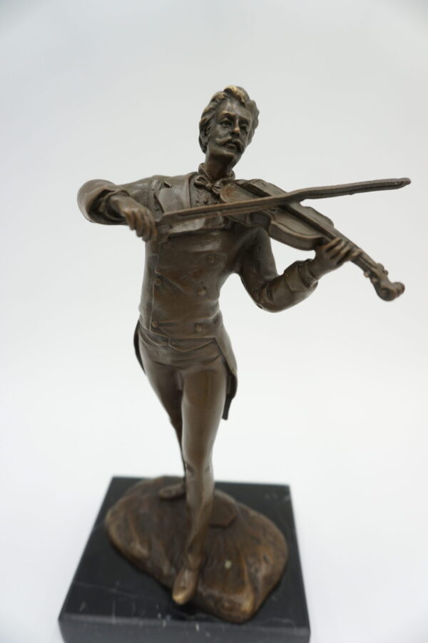 FIGURA Z BRĄZU SKRZYPEK