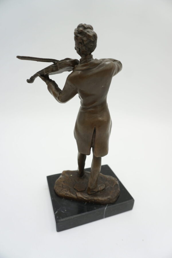 FIGURA Z BRĄZU SKRZYPEK