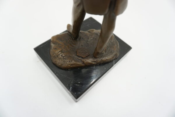 FIGURA Z BRĄZU SKRZYPEK