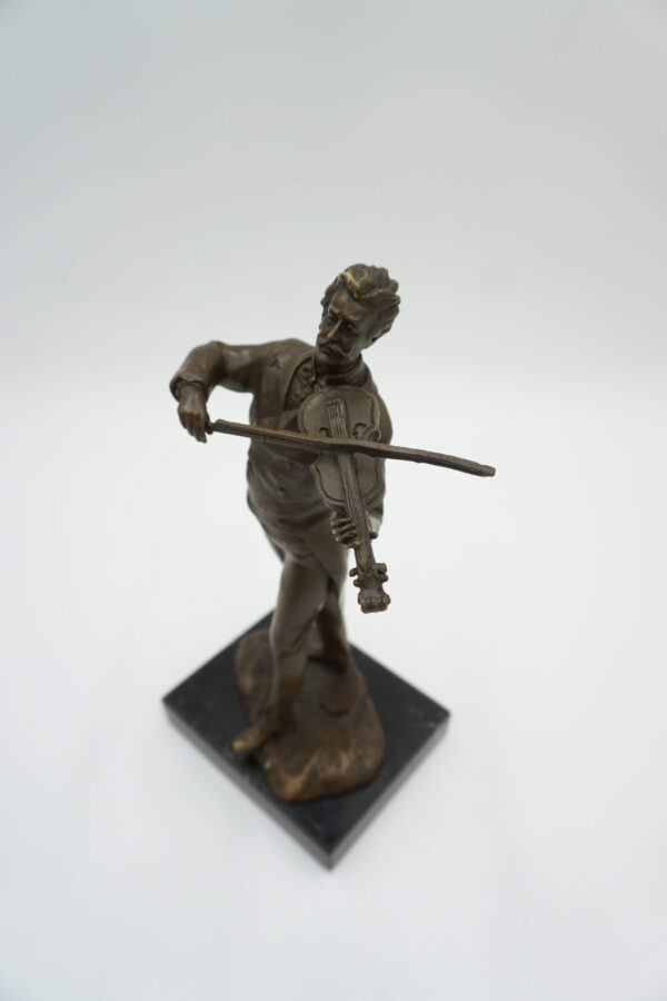 FIGURA Z BRĄZU SKRZYPEK