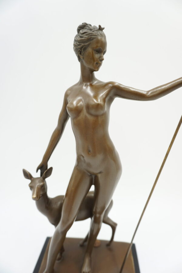 FIGURA Z BRĄZU DIANA Z ŁANIĄ - BOGINI MYŚLIWYCH