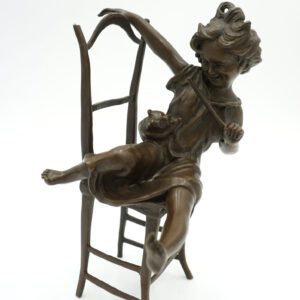 FIGURA Z BRĄZU DZIEWCZYNKA NA KRZEŚLE Z KOTEM