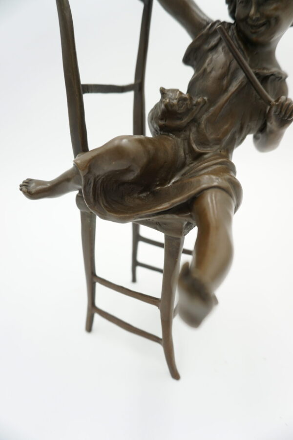FIGURA Z BRĄZU DZIEWCZYNKA NA KRZEŚLE Z KOTEM