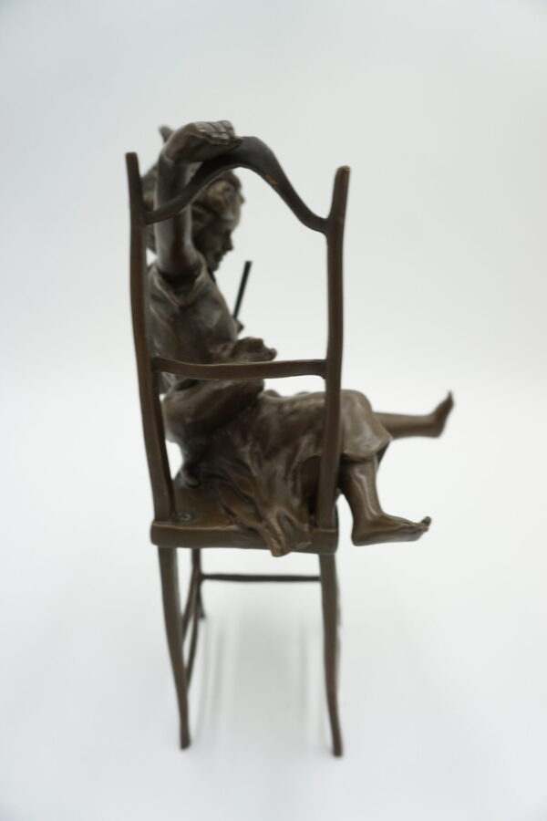 FIGURA Z BRĄZU DZIEWCZYNKA NA KRZEŚLE Z KOTEM