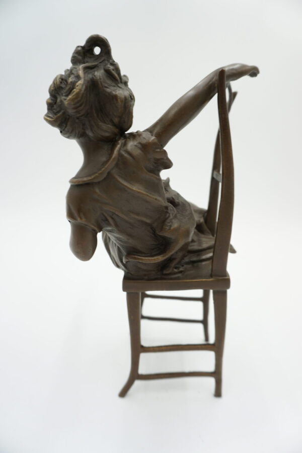 FIGURA Z BRĄZU DZIEWCZYNKA NA KRZEŚLE Z KOTEM