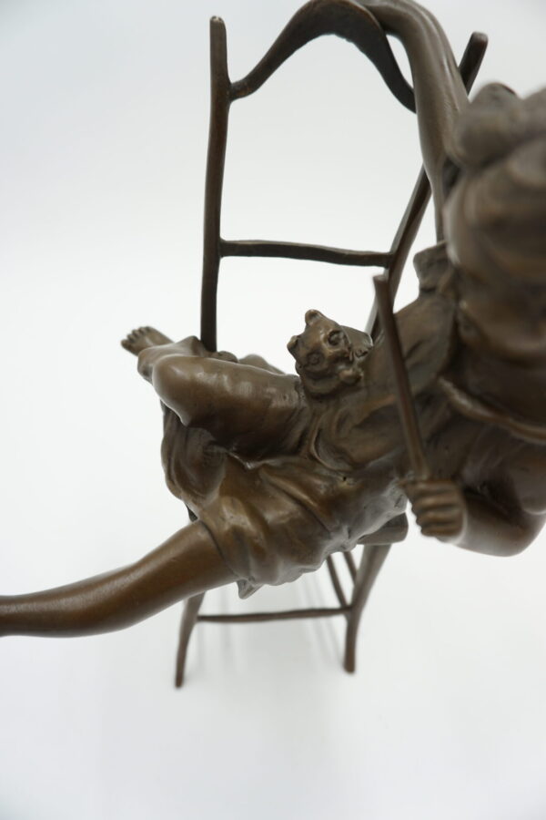 FIGURA Z BRĄZU DZIEWCZYNKA NA KRZEŚLE Z KOTEM